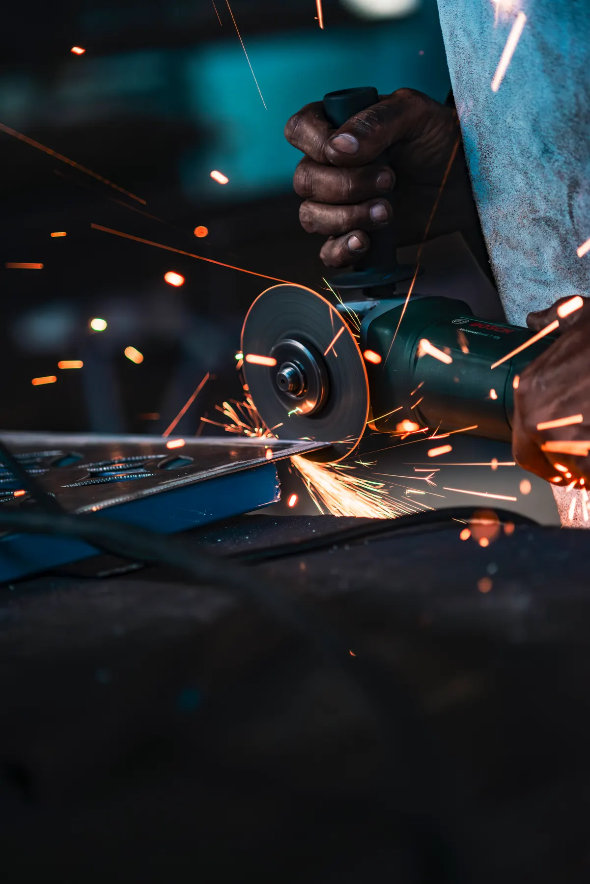 Chispas de una amoladora cortando metal
