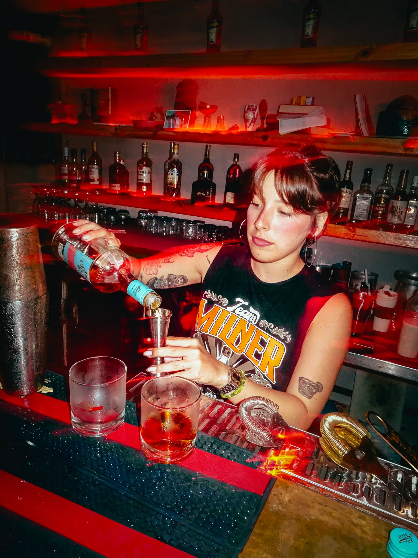 Bartender de Trama sirviendo un trago en la barra