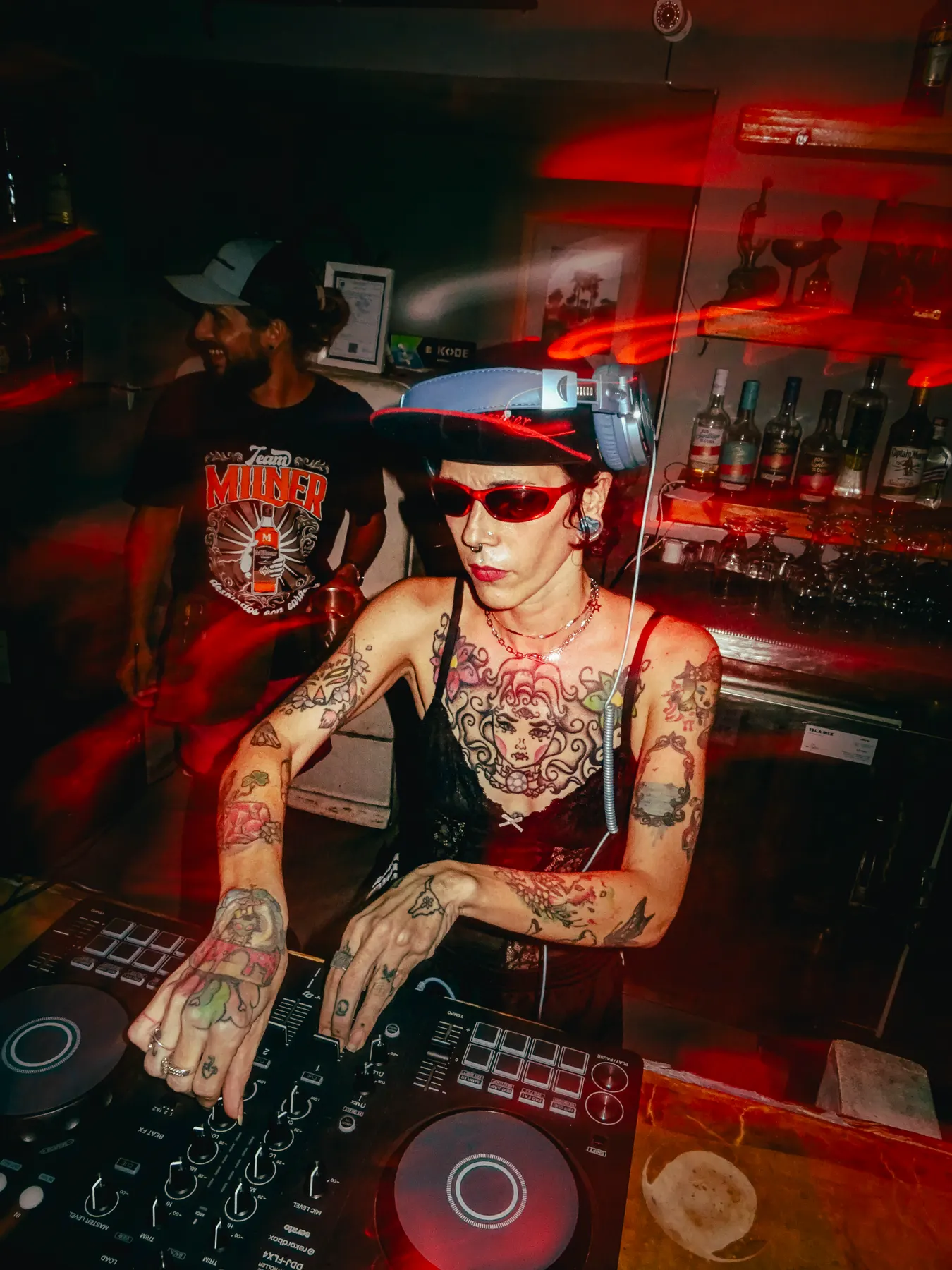 DJ tatuado pinchando en la barra de Trama