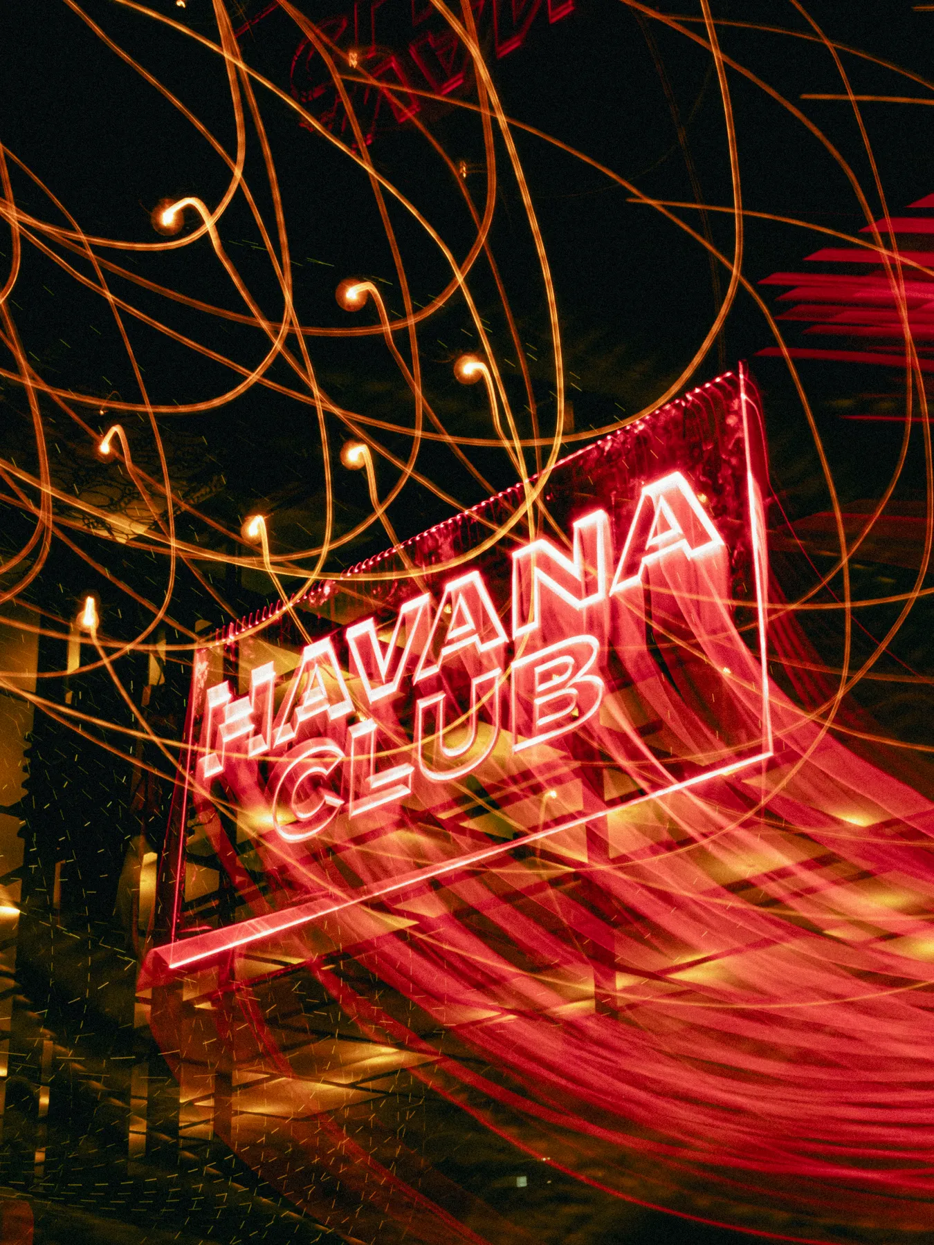 Letrero de neón de Havana Club con luces en movimiento